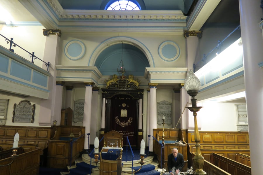 שברי גבס וטיט: תקרת בית הכנסת העתיק בלונדון - קרסה