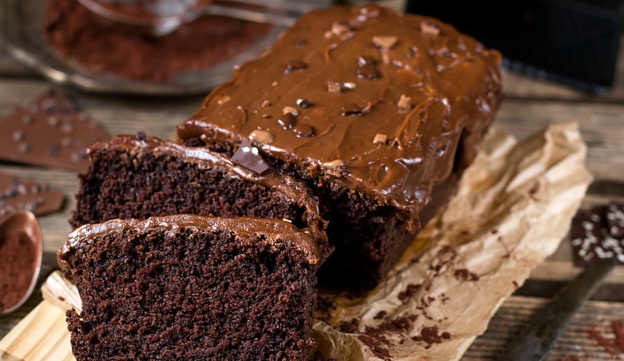 מתכון לעוגת פאדג' אוורירית בציפוי רוטב שוקולד יפהפה