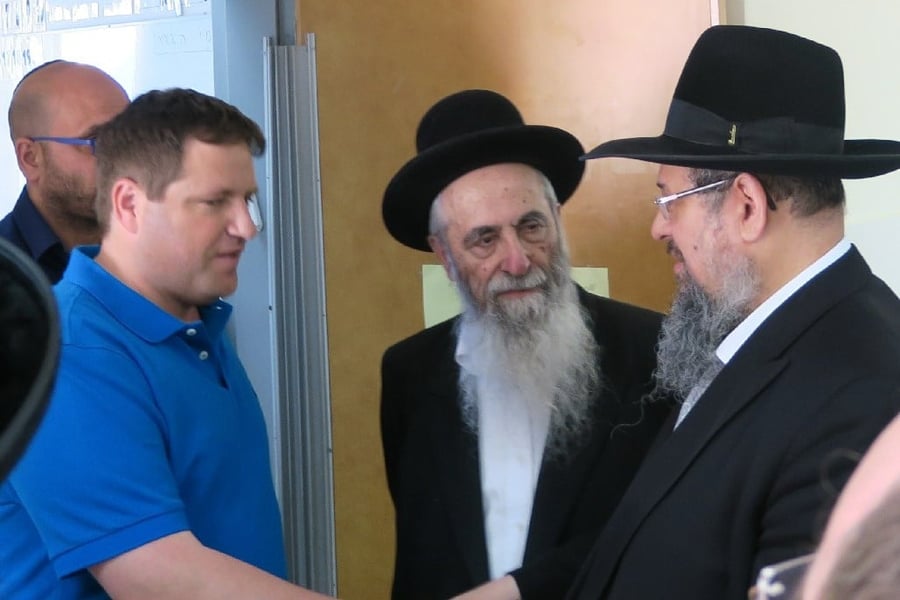 הרב רוזנבאום (מימין) עם ראש העיר. ארכיון