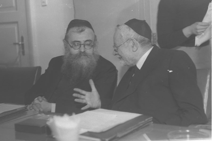 שר הדתות הרב יהודה הכהן (מימין) עם שר הרווחה הרב יצחק מאיר לוין