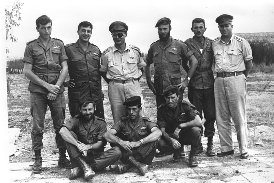 הרמטכ"ל משה דיין עם לוחמי גדוד 890 של הצנחנים; יושב משמאל: אהרון דוידי