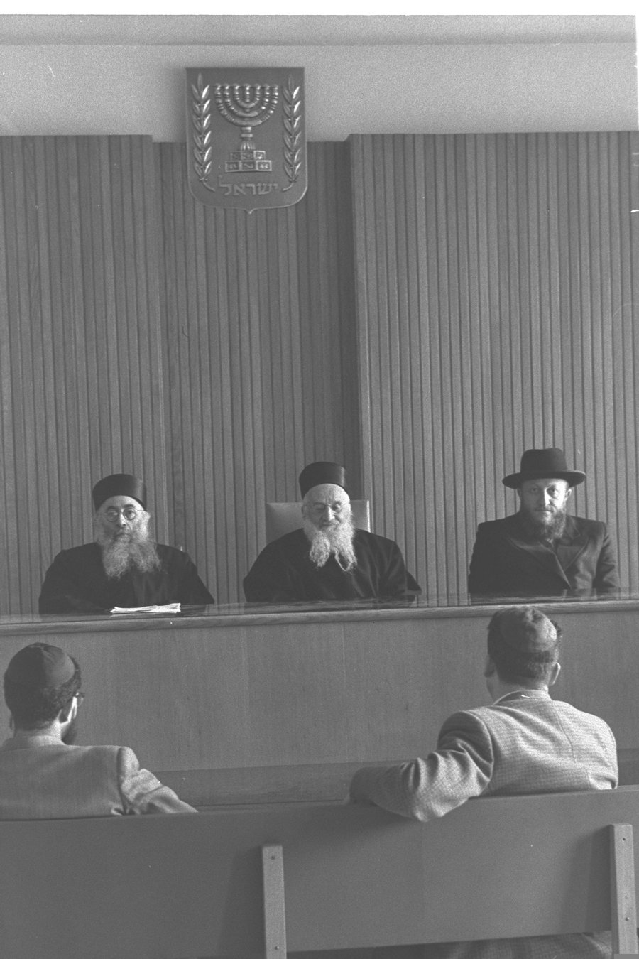 באמצע: רבי עובדיה הדאיה, אב"ד בית הדין הגדול לערעורים של הרבנות הראשית, 1959
