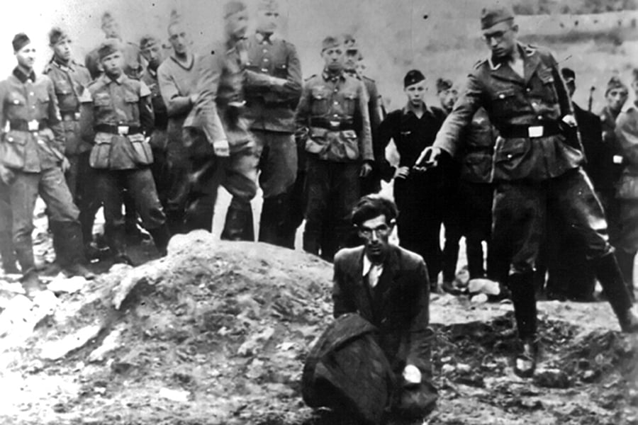 יהודי נרצח בקבר אחים בשואה