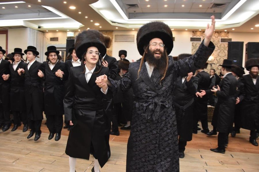 חסידי ספינקא ופאפא ירושלים רקדו יחד בחתונה