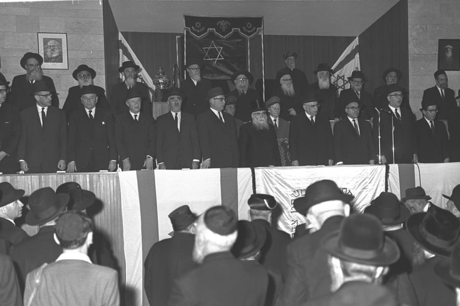 שירת התקווה בטקס הכתרת הרב הראשי האשכנזי הגר"א אונטרמן, 1964