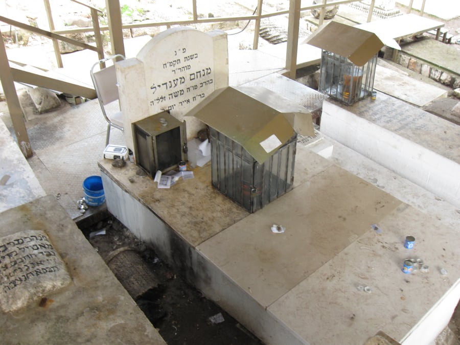 קברו בבית הקברות בטבריה