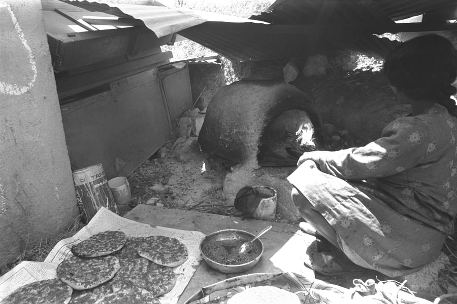 אפיית פיתות בישוב תרשיחא בגליל העליון, ב-1976