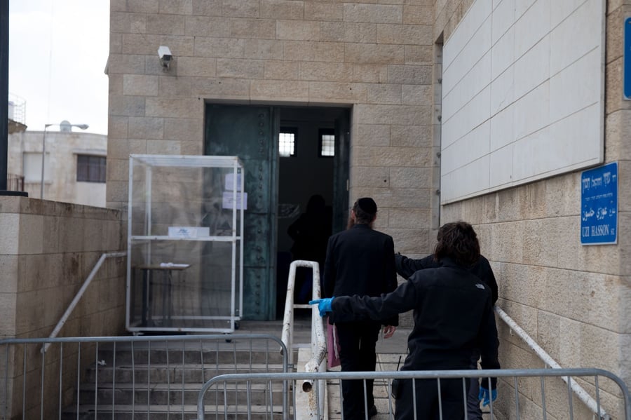 חרדים בכניסה לשירות התעסוקה בירושלים