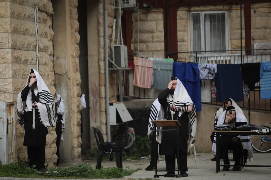 תפילת ראש חודש ניסן ברחובה של ירושלים • תיעוד