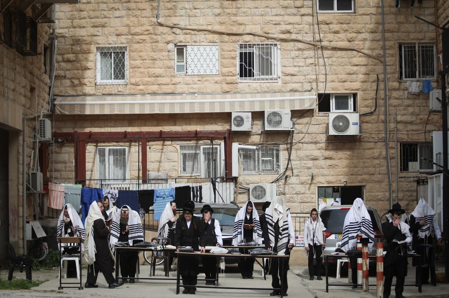 תפילת ראש חודש ניסן ברחובה של ירושלים • תיעוד