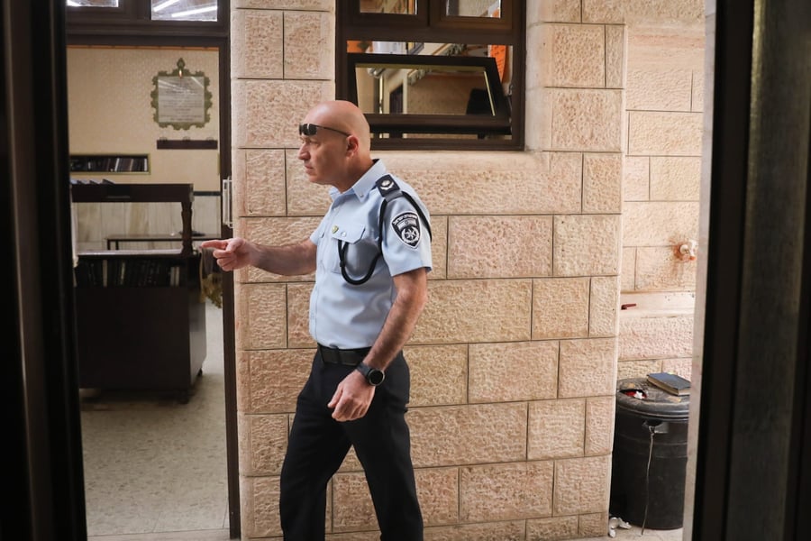 צפו: השוטרים עצרו מתפללים במאה שערים