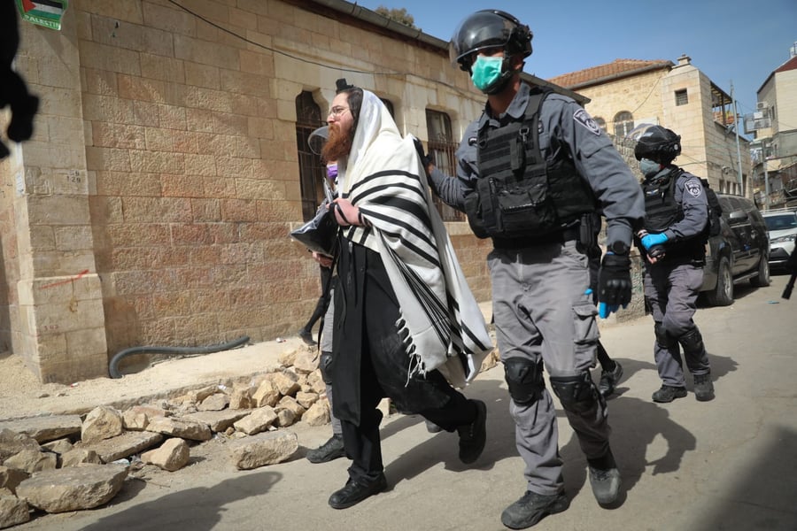 צפו: השוטרים עצרו מתפללים במאה שערים