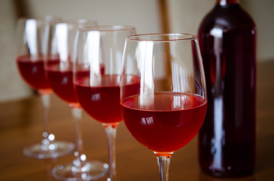 האם מותר לשתות מיץ ענבים בארבעת הכוסות?