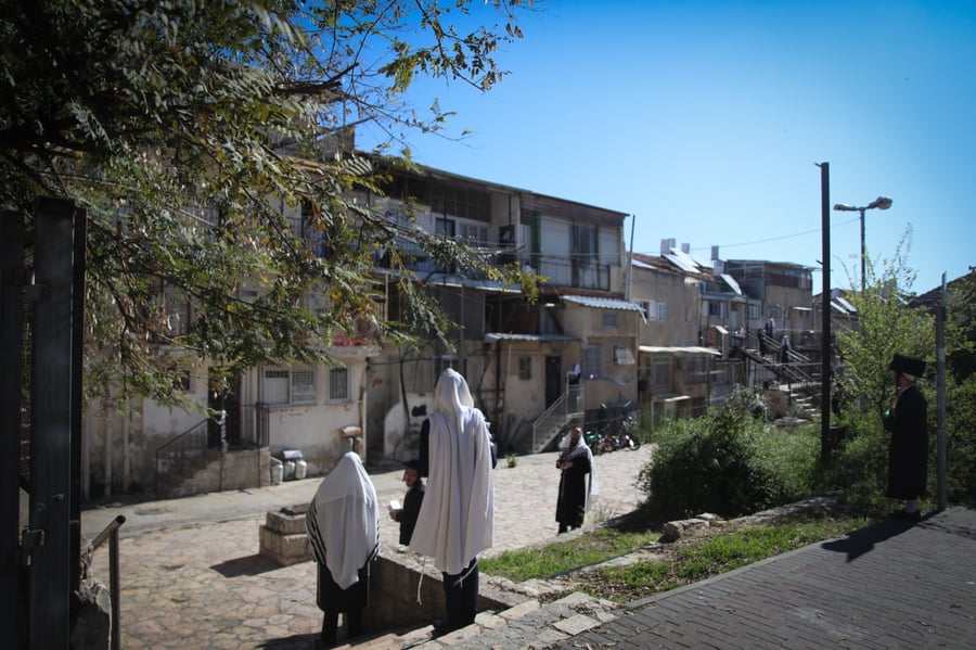 צפו: תפילת המרפסות בשכונה הירושלמית