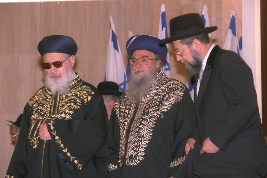עם מרן הגר"ע יוסף בטקס הכתרת הרבנים הראשיים לישראל, בשנת 1993