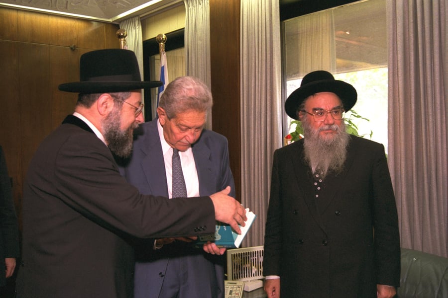 עם נשיא המדינה דאז עזר ויצמן, בבית הנשיא בירושלים, בשנת 1993