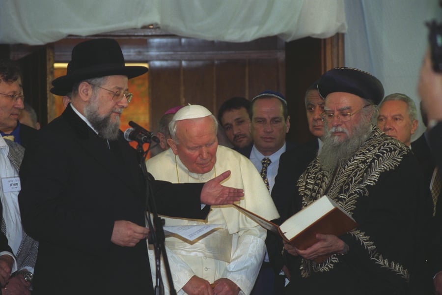 בעת ביקור האפיפיור בירושלים, בשנת 2000