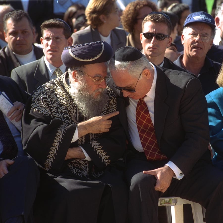 בשיחה עם ראש הממשלה בנימין נתניהו בטקס אזכרה לניספי ספינת אגוז, בהר הרצל בירושלים, בשנת 1999