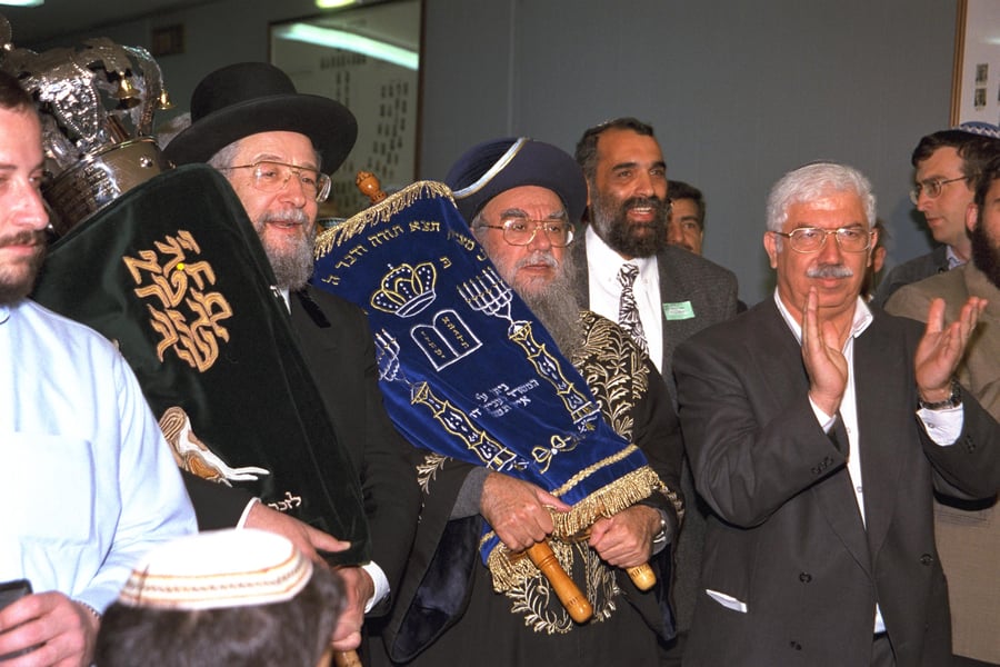 הכנסת ספרי תורה לבית הכנסת במשכן הכנסת, בשנת 1997