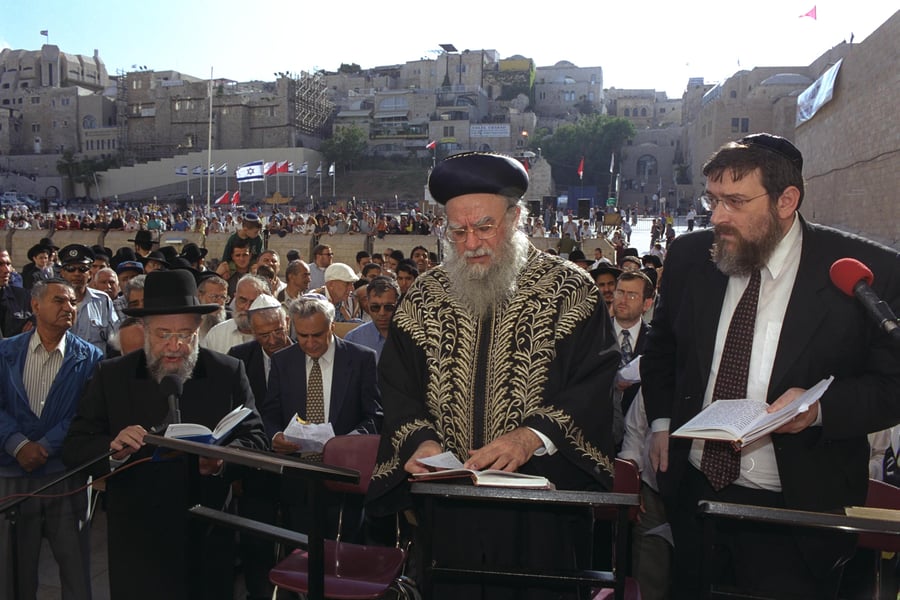 בתפילה בכותל המערבי למען 13 היהודים שנעצרו באיראן, באשמת ריגול לטובת ישראל, בשנת 2000