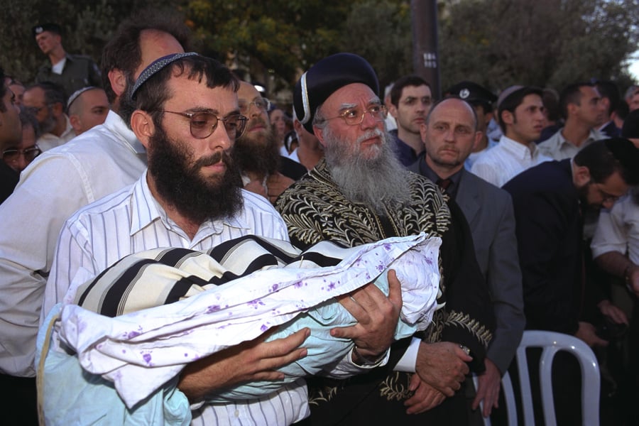 בהלווית התינוק יהודה חיים שוהם, בן 5 חודשים, שנרצח מפגיעת אבן של מחבלים, בשנת 2001