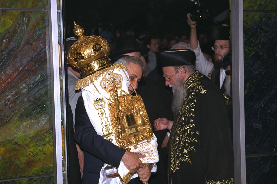 בטקס חנוכת בית הכנסת החדש במשכן הנשיא בירושלים, בשנת 2001