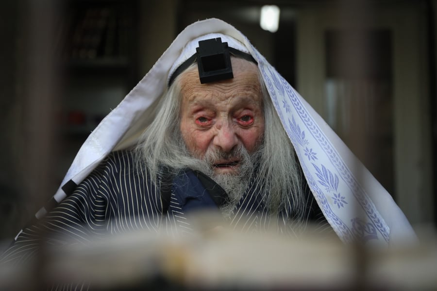 מרגש: ניצול השואה ממא"ש מתפלל בחלון