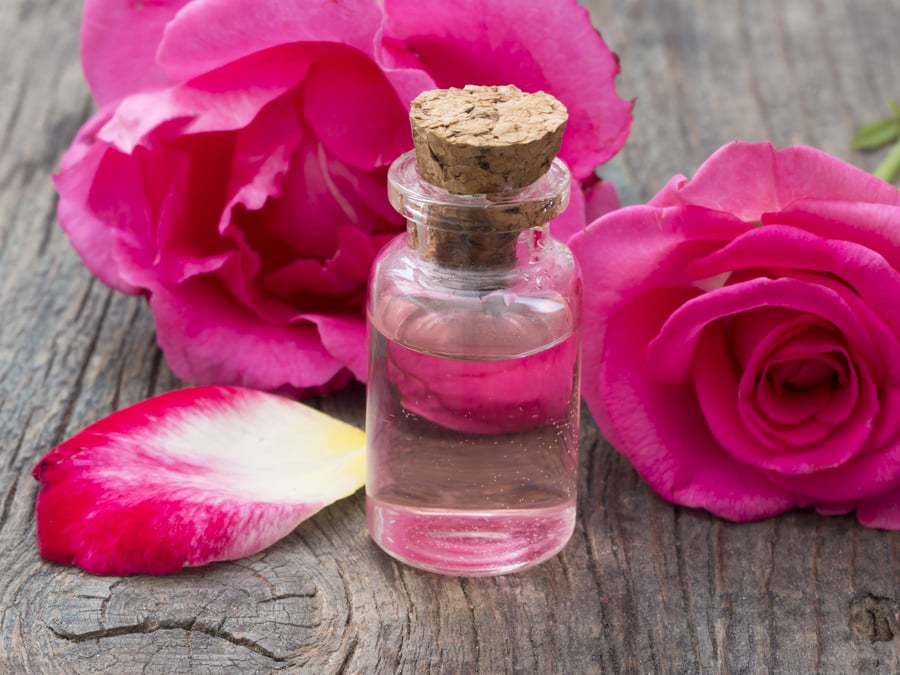 לכאבים, לעור מגורה ולמצב רוח: 7 שימושים למי ורדים