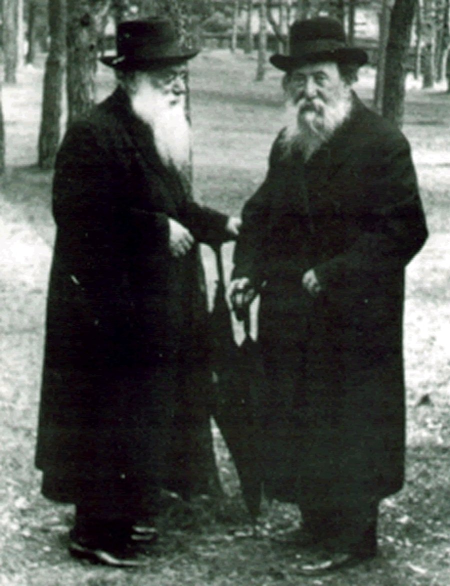 הרב חיים עוזר גרודזנסקי (מימין) משוחח עם הרב שמעון שקופ