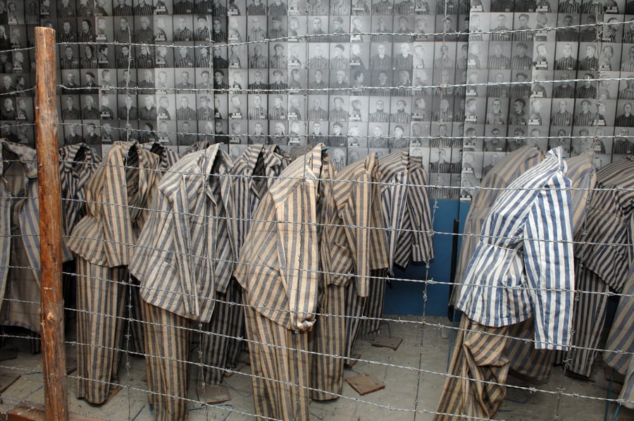 תצוגת מדי אסירים במוזיאון מחנה ההשמדה אושוויץ, פולין