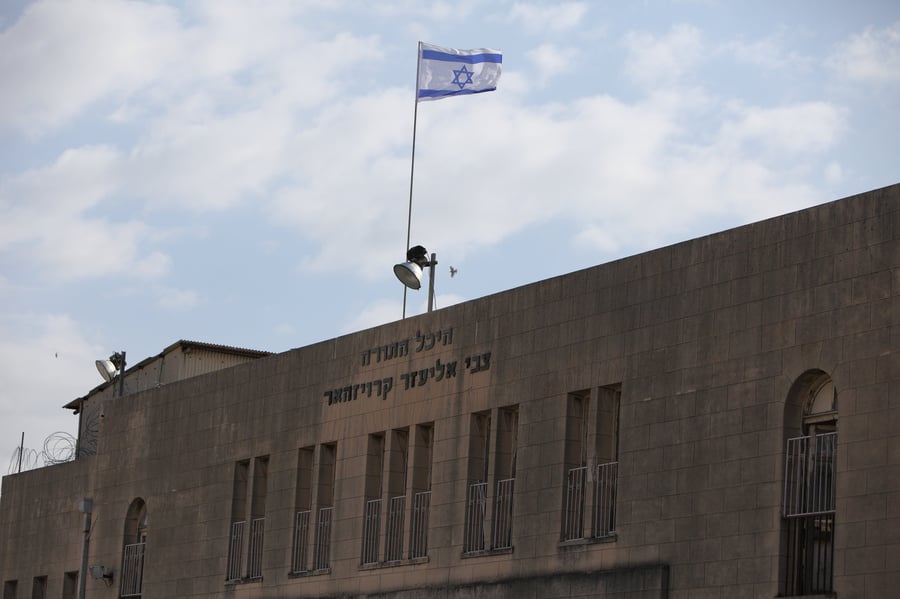 דגל ישראל מעל ישיבת פוניבז' בבני ברק