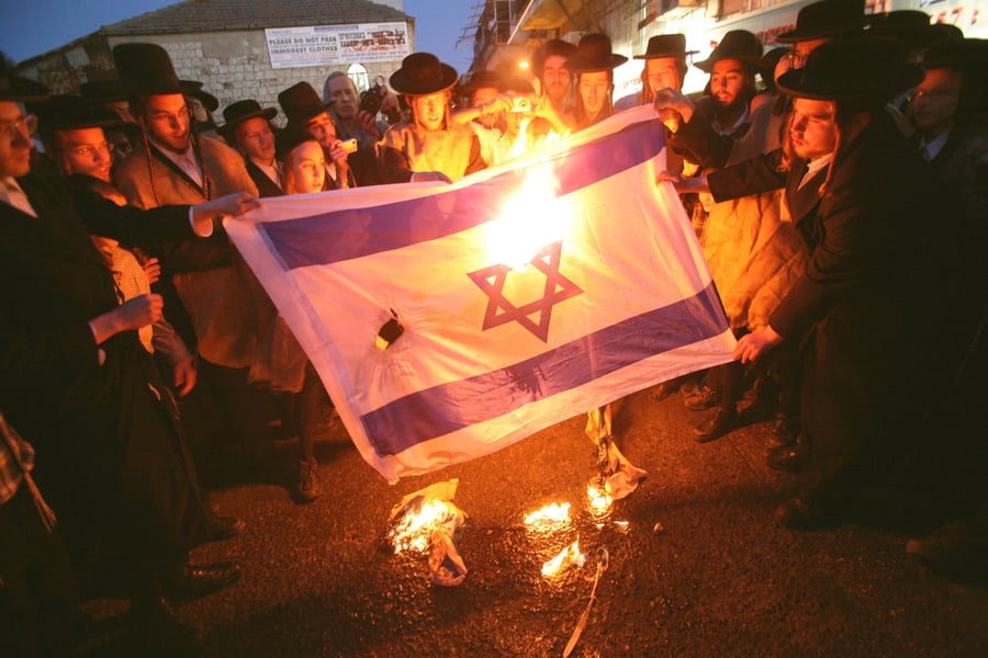 קיצוניים שורפים את דגל ישראל ביום העצמאות. ארכיון