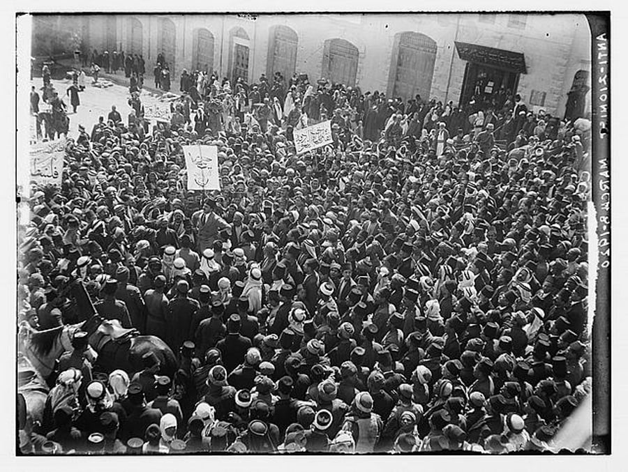 הפגנה של ערבים בשער שכם בירושלים ב-8 במרץ 1920 (American Colony