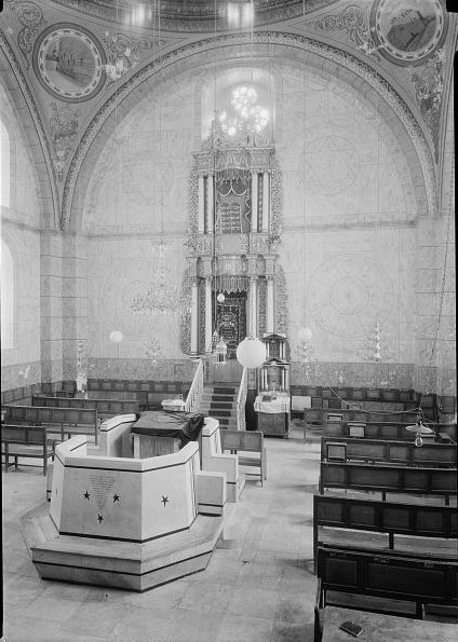 פנים בית הכנסת החורבה בין השנים 1934&ndash;1939