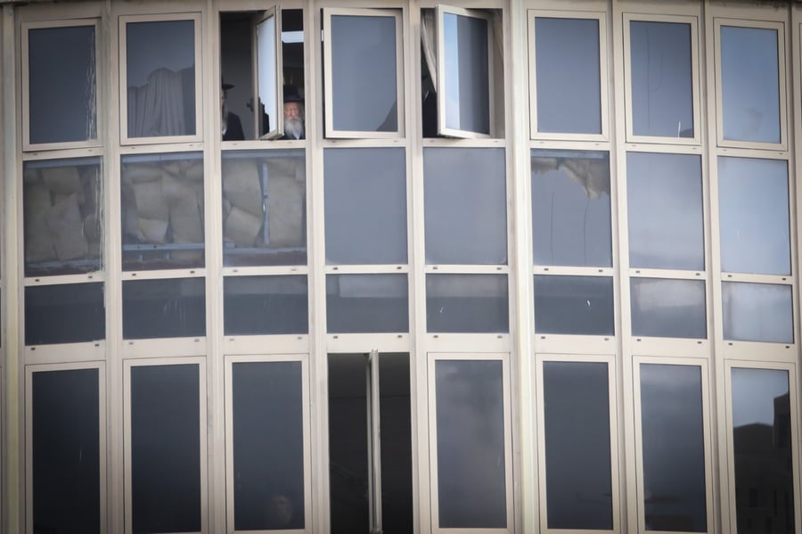 תיעוד: האדמו"ר מגור צפה בהלוויה דרך חלון