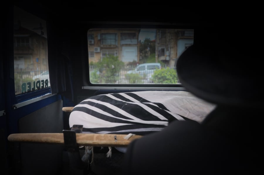 תיעוד: האדמו"ר מגור צפה בהלוויה דרך חלון