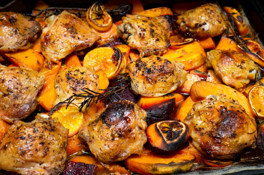 ארוחה בתבנית אחת: עוף ובטטות בתנור במרינדת ברביקיו