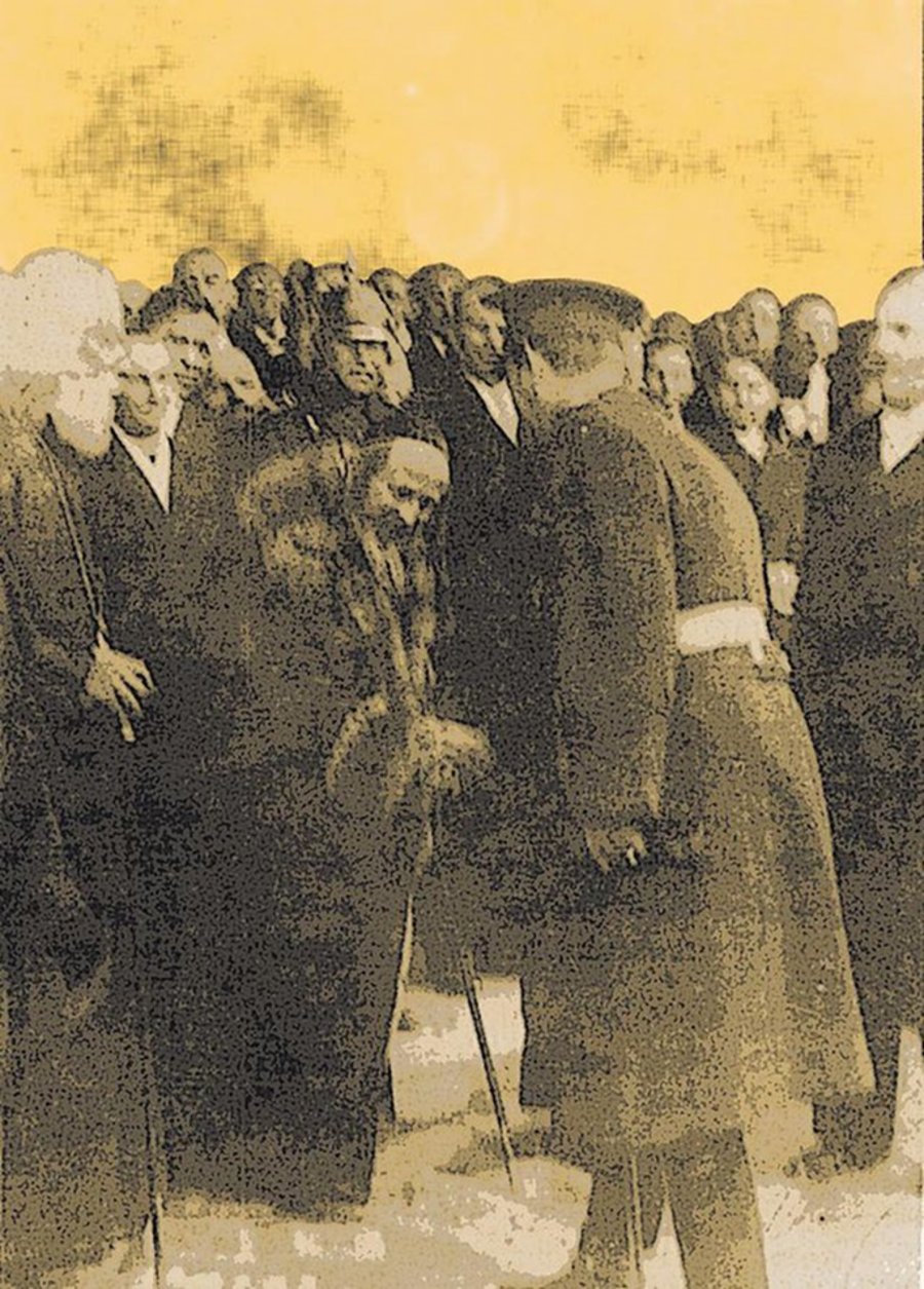 לחיצת היד בין הרבי מסאטמר למלך רומניה קרול השני בסאטו מארה בשנת תרצ"ו (1936)