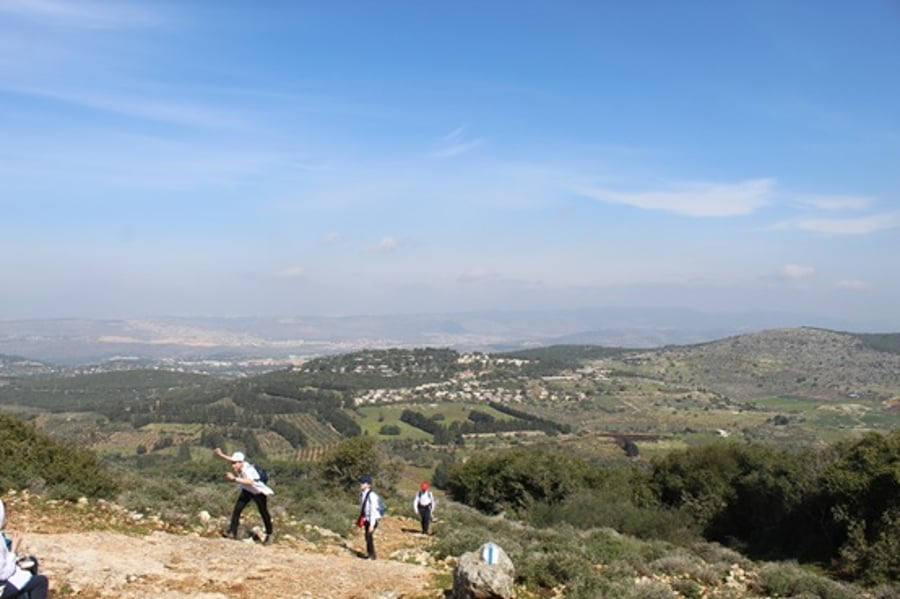 העלייה המייגעת להר עצמון בגליל התחתון, בטיול שהוביל המדריך ישראל שפירא