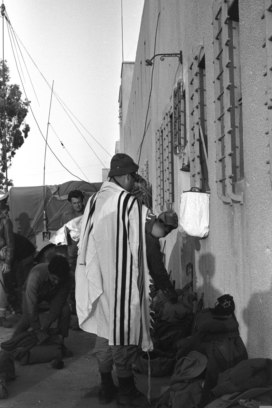 חייל ישראלי מתפלל בעזה