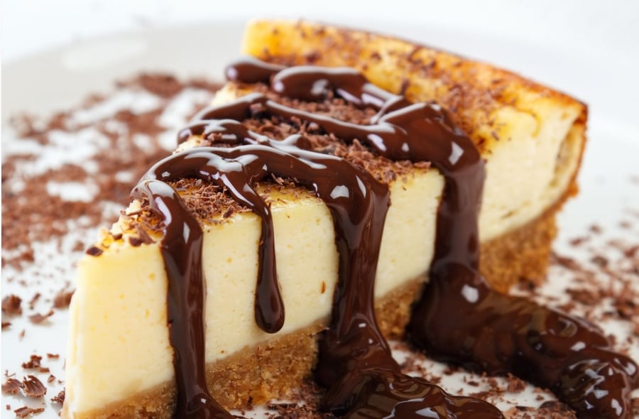 עוגת גבינה קלאסית עם ציפוי שוקולד מומס