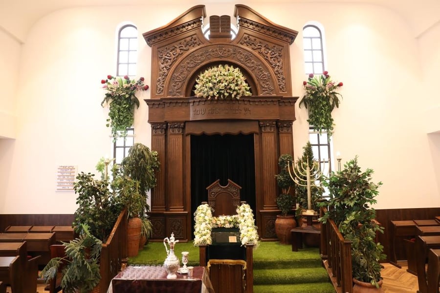 מפואר: בית הכנסת של הייקים מקושט לחג