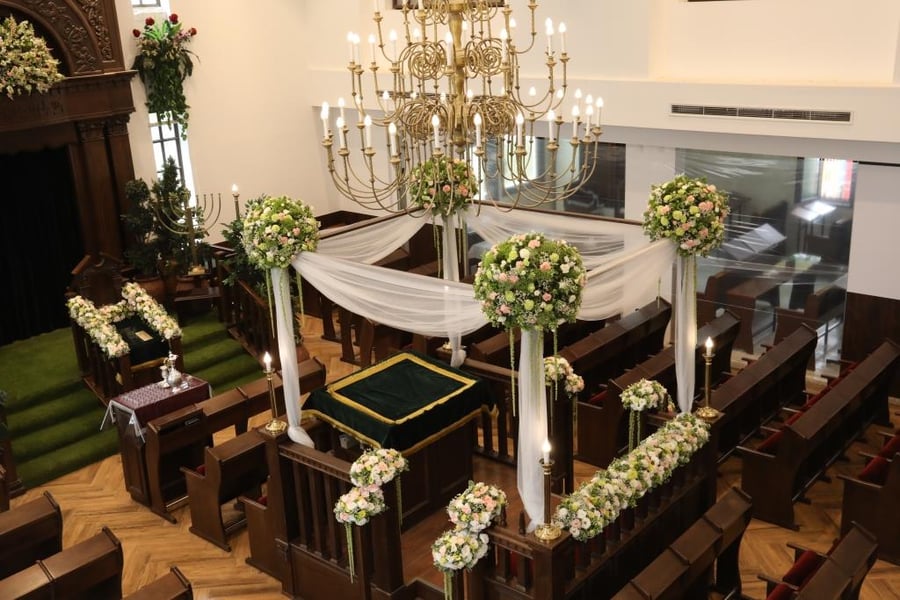 מפואר: בית הכנסת של הייקים מקושט לחג