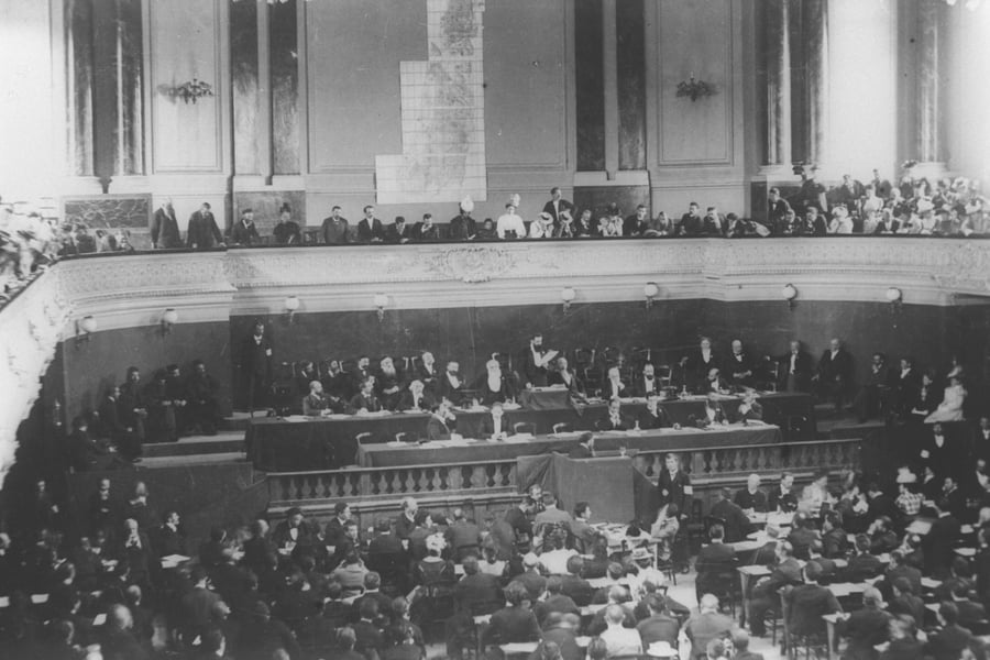 תאודור הרצל נואם בקונגרס הציוני הראשון או השני בבזל - שנת 1897-1898