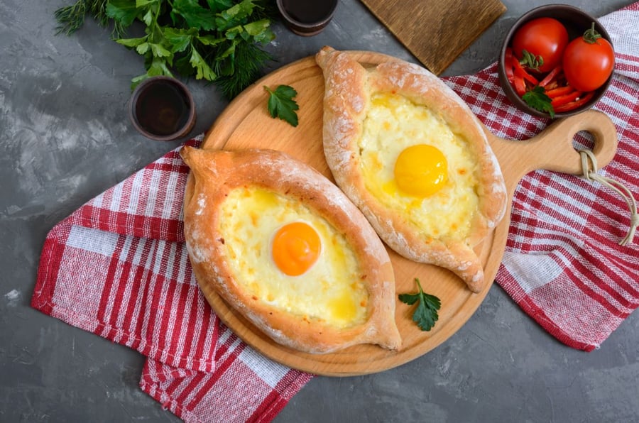 חצ'פורי: מאפה גרוזיני עם גבינות נמתחות וביצה נוטפת