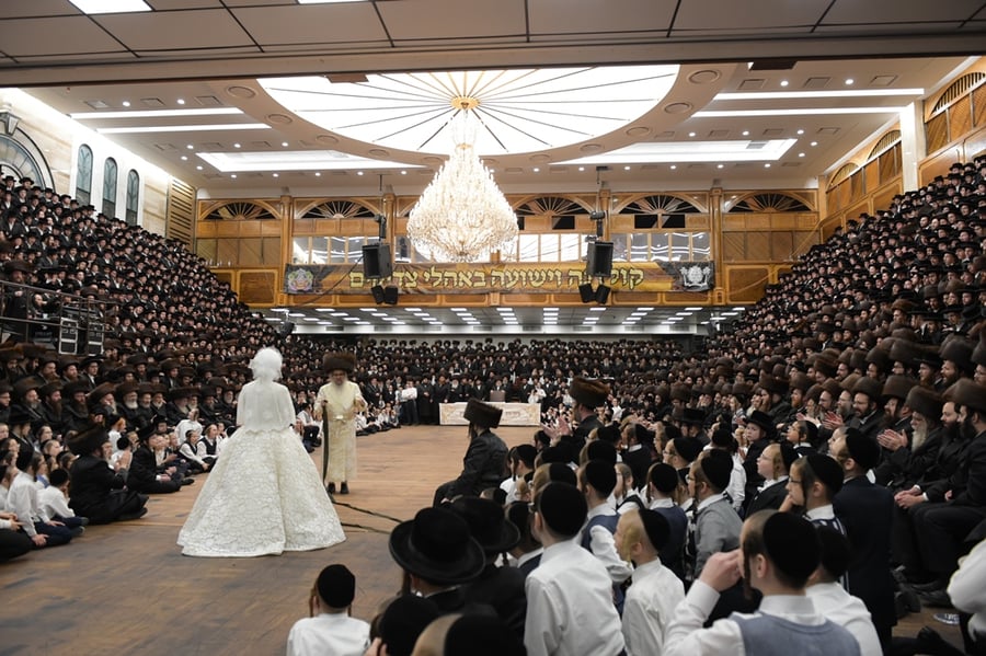 אלפים בשמחת החתונה לנכדת הרבי מסאטמר • תיעוד