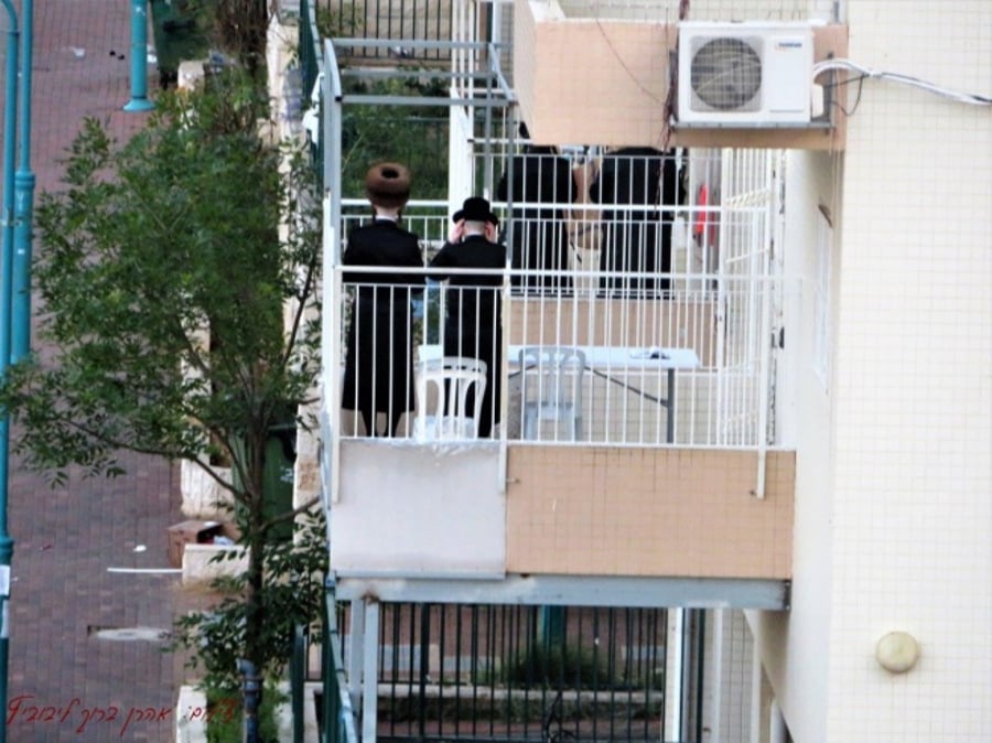 תפילה במרפסות בקרית ויז'ניץ בחיפה