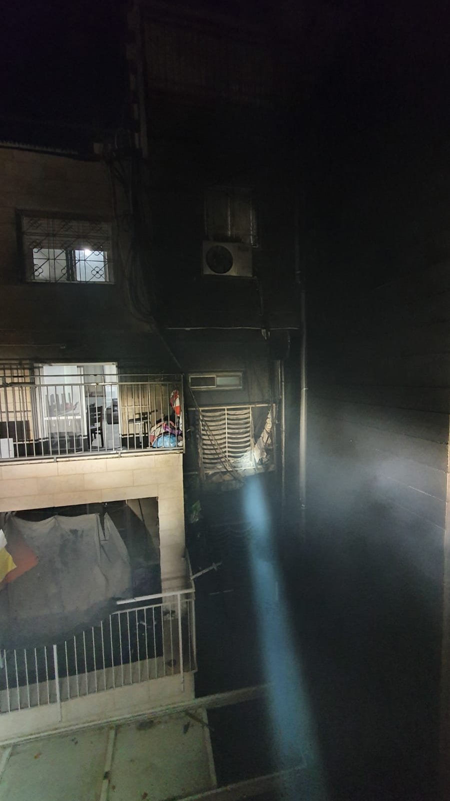 שריפה פרצה בבניין מגורים; לוחמי האש חילצו לכודים