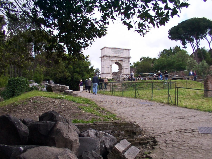 הדרך הראשית בפורום רומאנום בה צעדו ניצולי חורבן בית המקדש