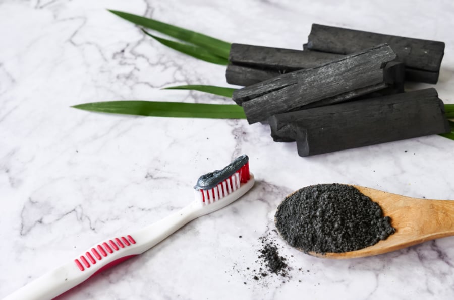 משחה שיניים עם פחם - להלבנה: האם היא באמת עובדת?